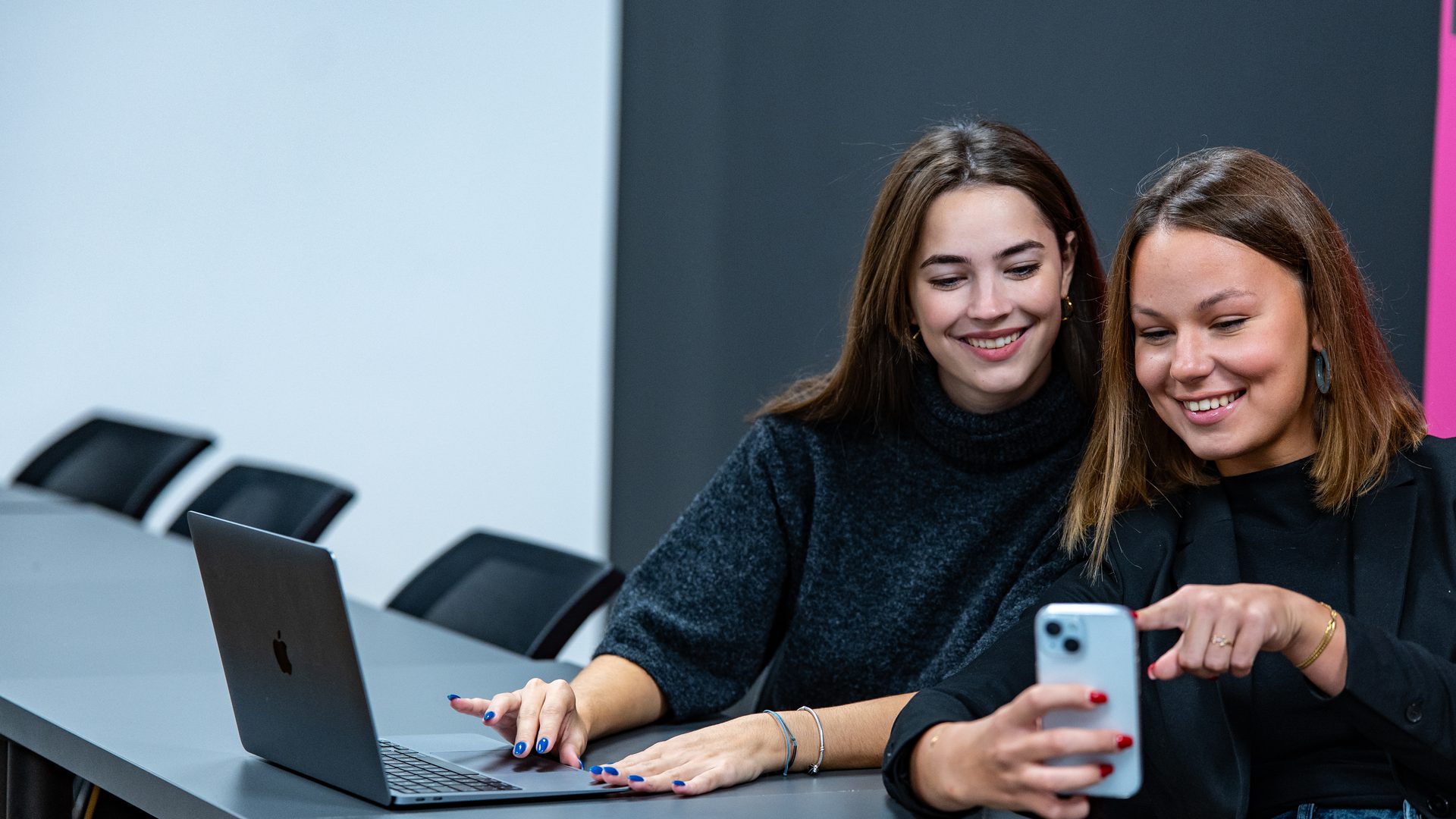 Talentice pregledavaju sadržaj za društvene mreže na mobitelu