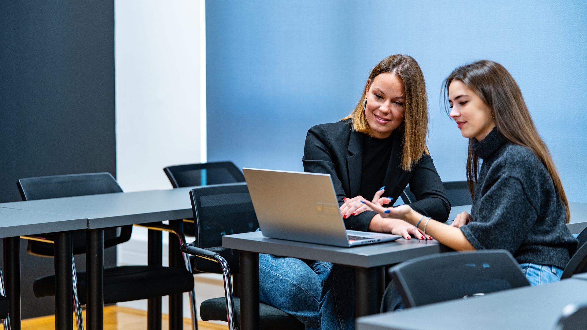 Talentice razgovaraju o projektu za laptopom