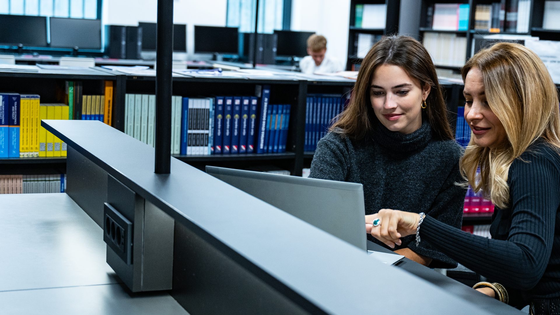 Mentorica i talentica rade na projektu