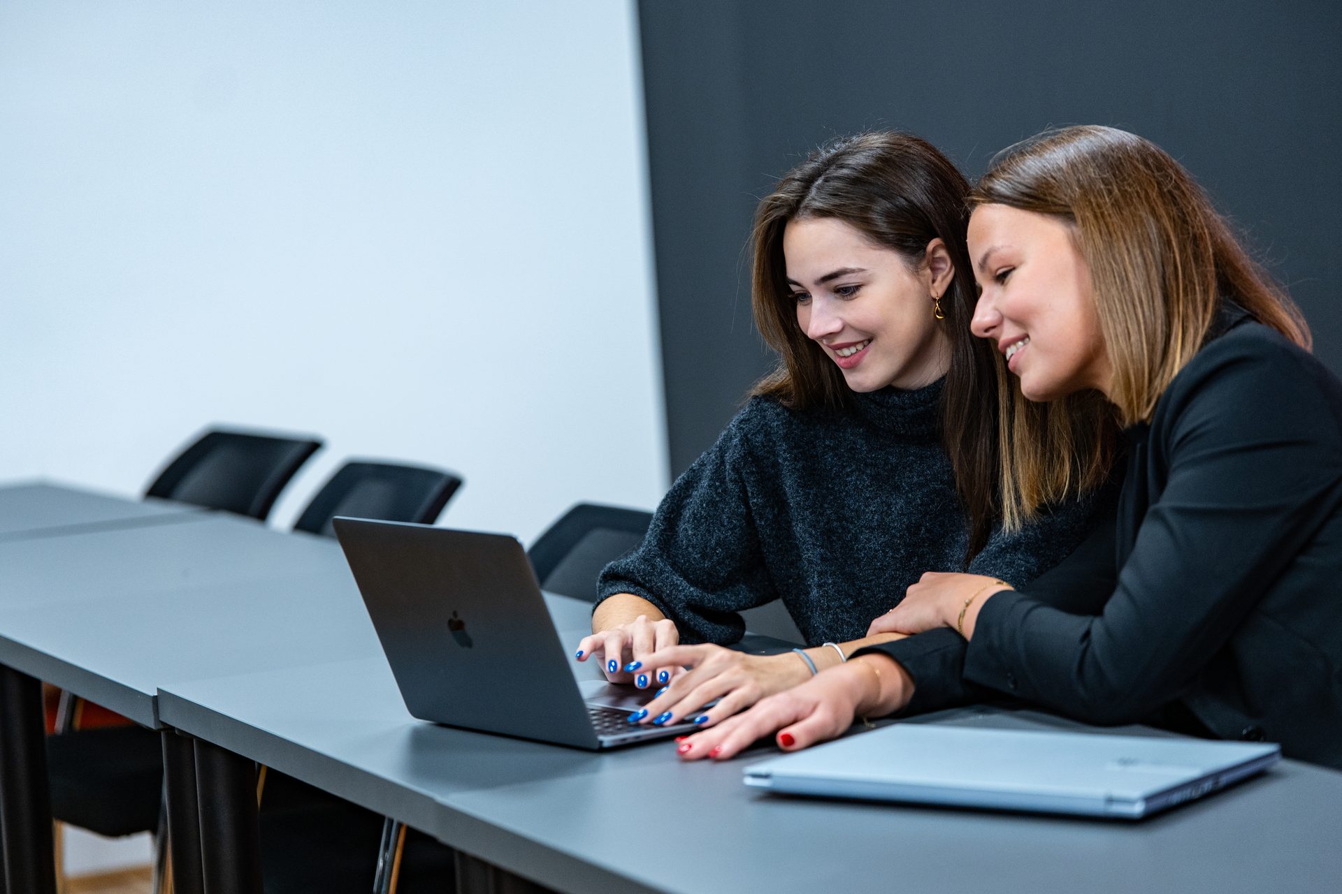 Talentice Anja i Marta rade za laptopom na Algebri
