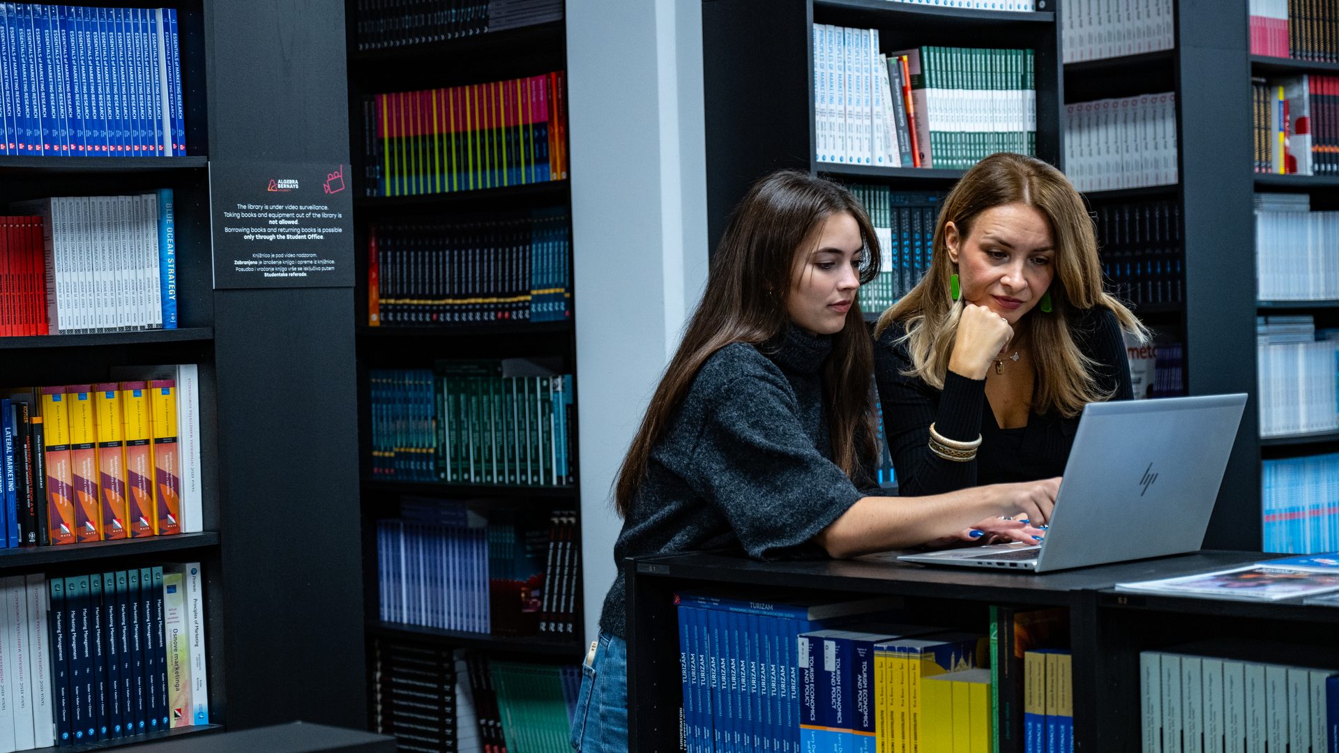 Mentorica Halida Sarajlić vodi talenticu kroz zadatak